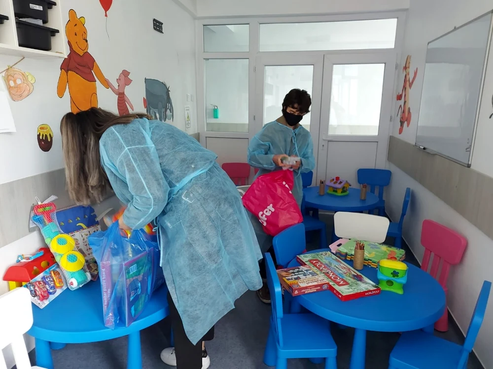 Tinerii de la Interact Club Slatina şi-au vândut din cărţi pentru a cumpăra jucării pentru copiii bolnavi FOTO: SJU Slatina