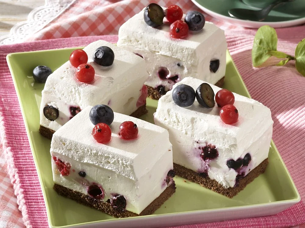 prajitura cu crema de branza si fructe de padure jpeg