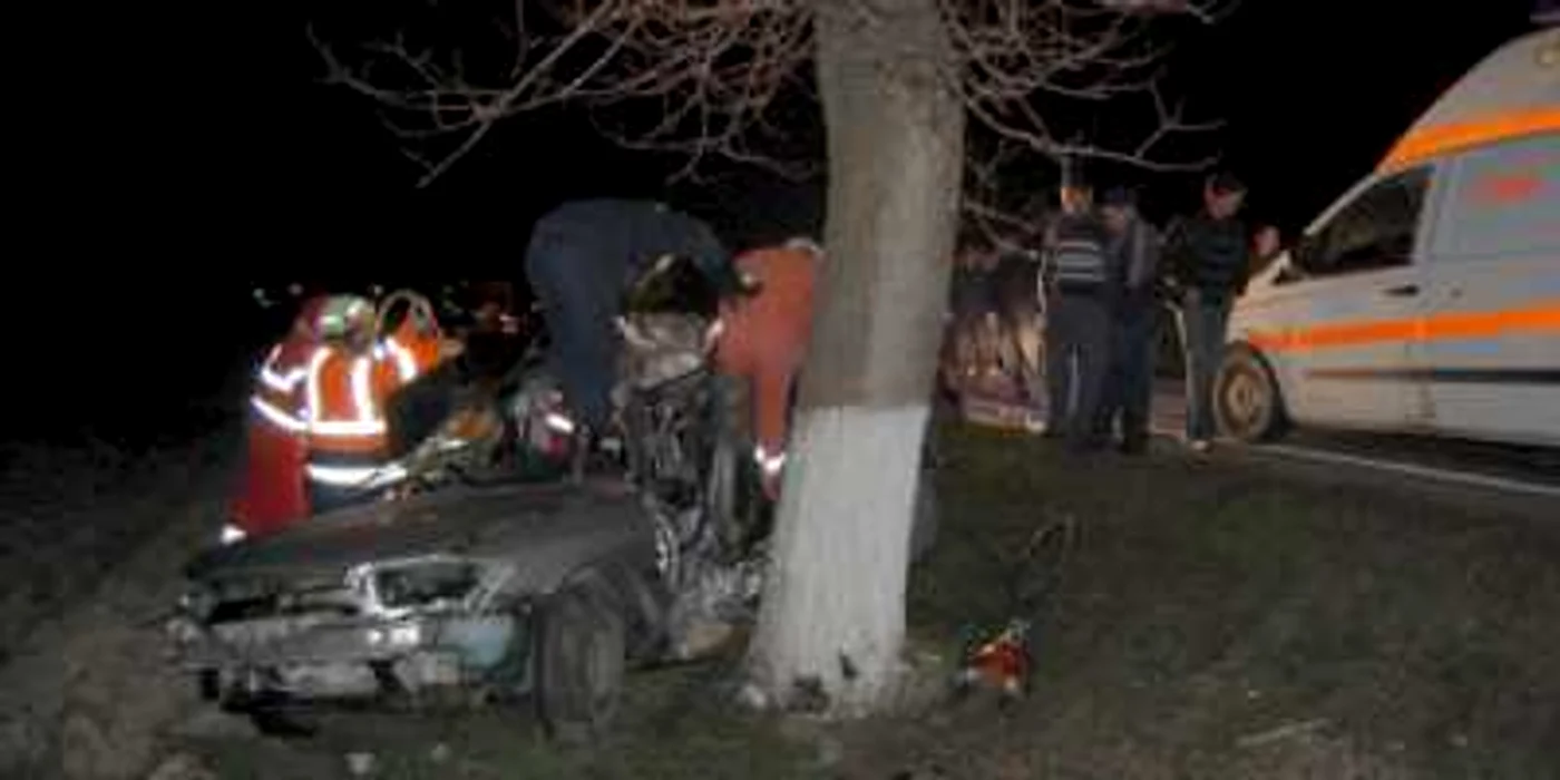 În urma impactului, autoturismul s-a făcut praf
