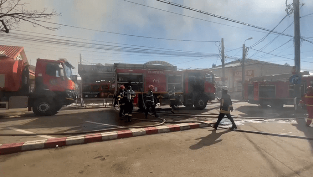 Zeci de oameni au fost evacuați din Piața Centrală a Buzăului, din cauza unui incendiu puternic VIDEO