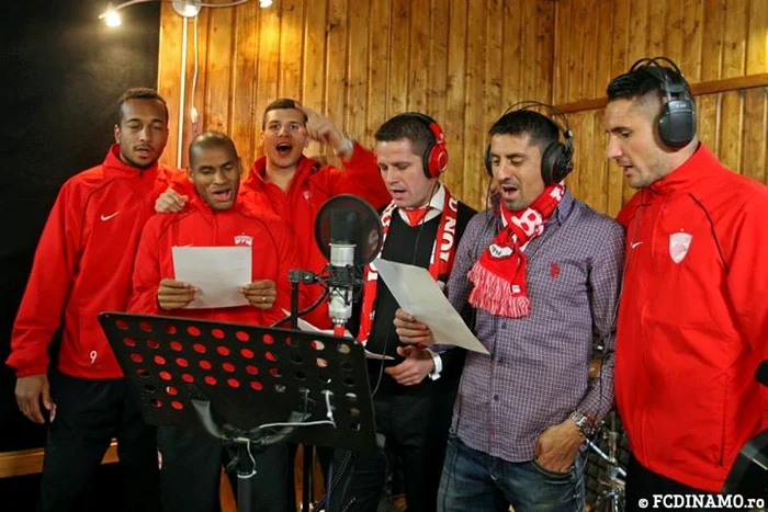 
    Dinamoviştii în studio (foto: www.fcdinamo.ro / Octavian Cocoloş)  