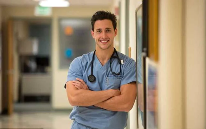 Doctor Mike, un medic rezident din New York, a fost desemnat de revista americană People „Cel mai sexy doctor în viaţă”. FOTO Daily Mail