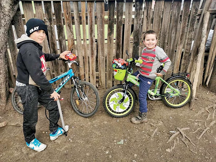 Rareş şi Narcis, în al nouălea cer: au primit biciclete