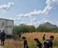Zeci de jandarmi „perie” câmpurile din Crevedia, în urma exploziei. FOTO C.S