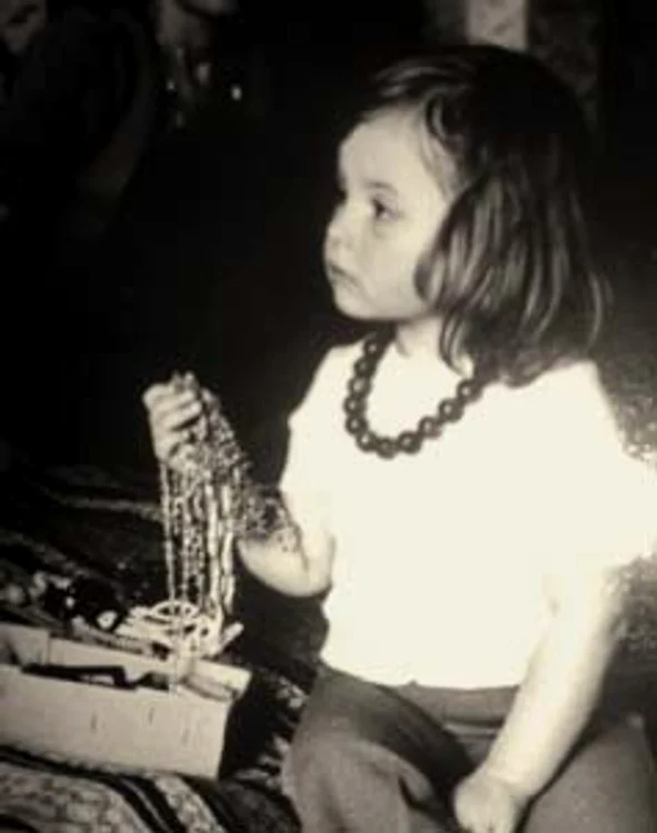În copilărie, căutând „comori“ în cutia cu bijuterii a mamei p Foto: Arhiva personală