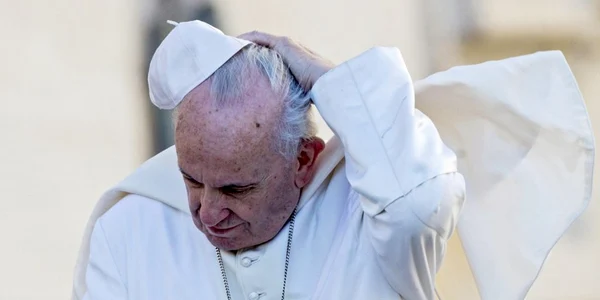 Vântul îl pune în dificultate pe Papa Francisc în timpul audienţei generale săptămânale din Piaţa Sankt Peters Oraşul Vatican FOTO EPA-EFE / Angelo Carconi