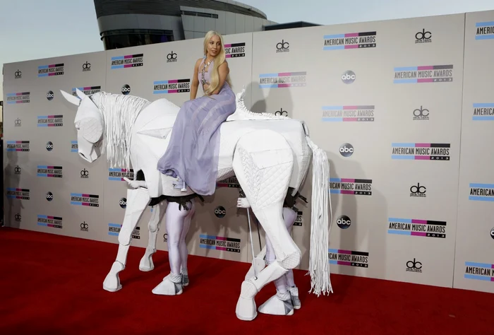 Lady Gaga şi-a făcut apariţia la American Music Awards pe un cal alb FOTO Reuters