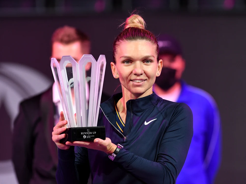 Simona Halep, cu trofeul acordat finalistei de la Transylvania Open (FOTO: Sportpictures)