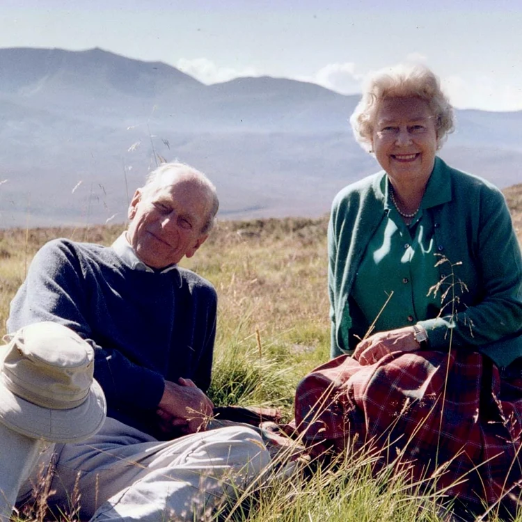 Prinţul Philip se află alături de regina Elisabeta pe un deal din Scoţia în 2003 FOTO Facebook/ The Royal Family