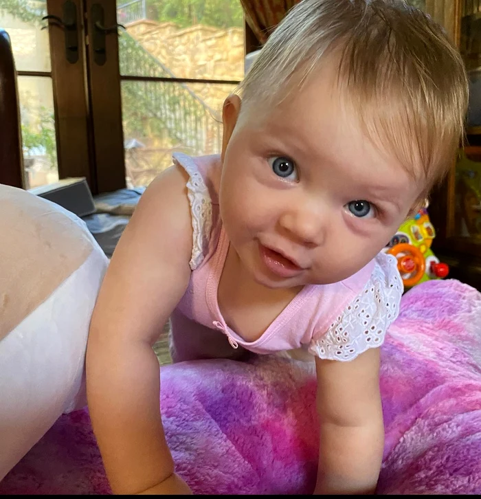 Bau! Bebelușa Osian a descoperit aparatul de fotografiat...