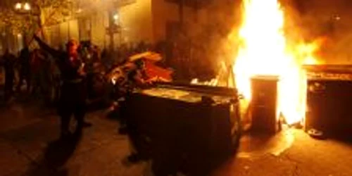 Protestatarii au incendiat pubelele de gunoi şi au spart geamurile la trei sedii de bănci