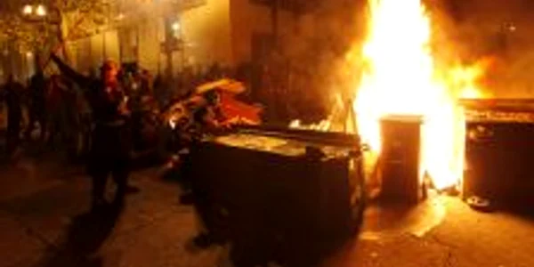 Protestatarii au incendiat pubelele de gunoi şi au spart geamurile la trei sedii de bănci