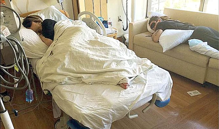 A dormit cu  ea în salon