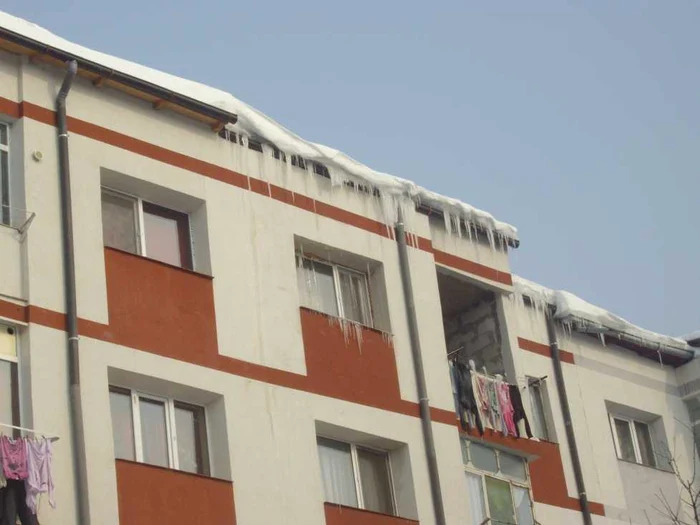 Ţurţurii ameninţă să cadă în capul trecătorilor