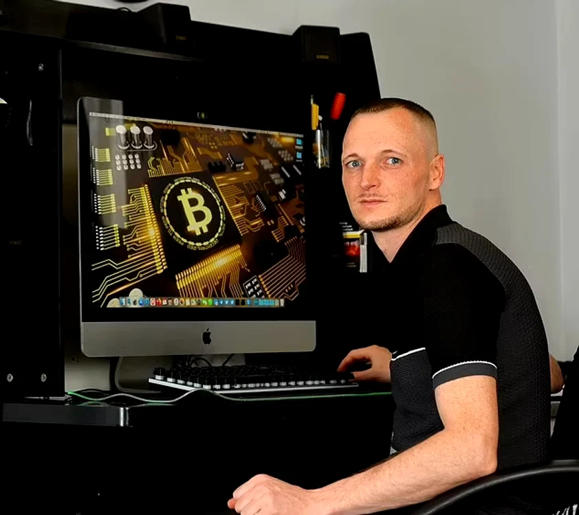James a demarat o luptă împotriva depozitului pentru a-și recupera hard disk-ul FOTO: facebook