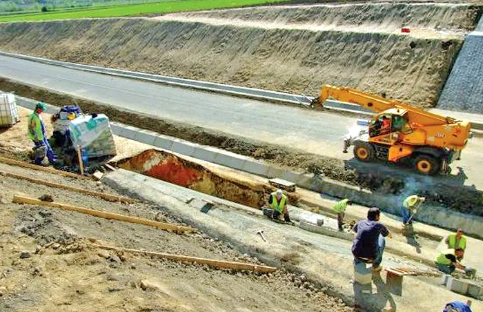 Muncitorii lucrează la terasamentul autostrăzii