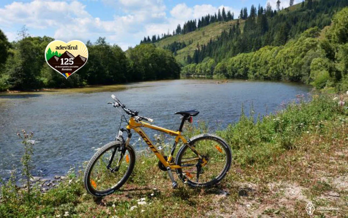Cu bicicleta pe valea Bistriţei. FOTO: Ştefan Macedon Gheorghiţă / judetulsuceava.ro