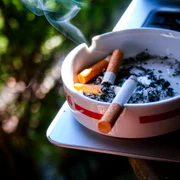 tigari in scrumiera   foto pixabay nobelprime jpg