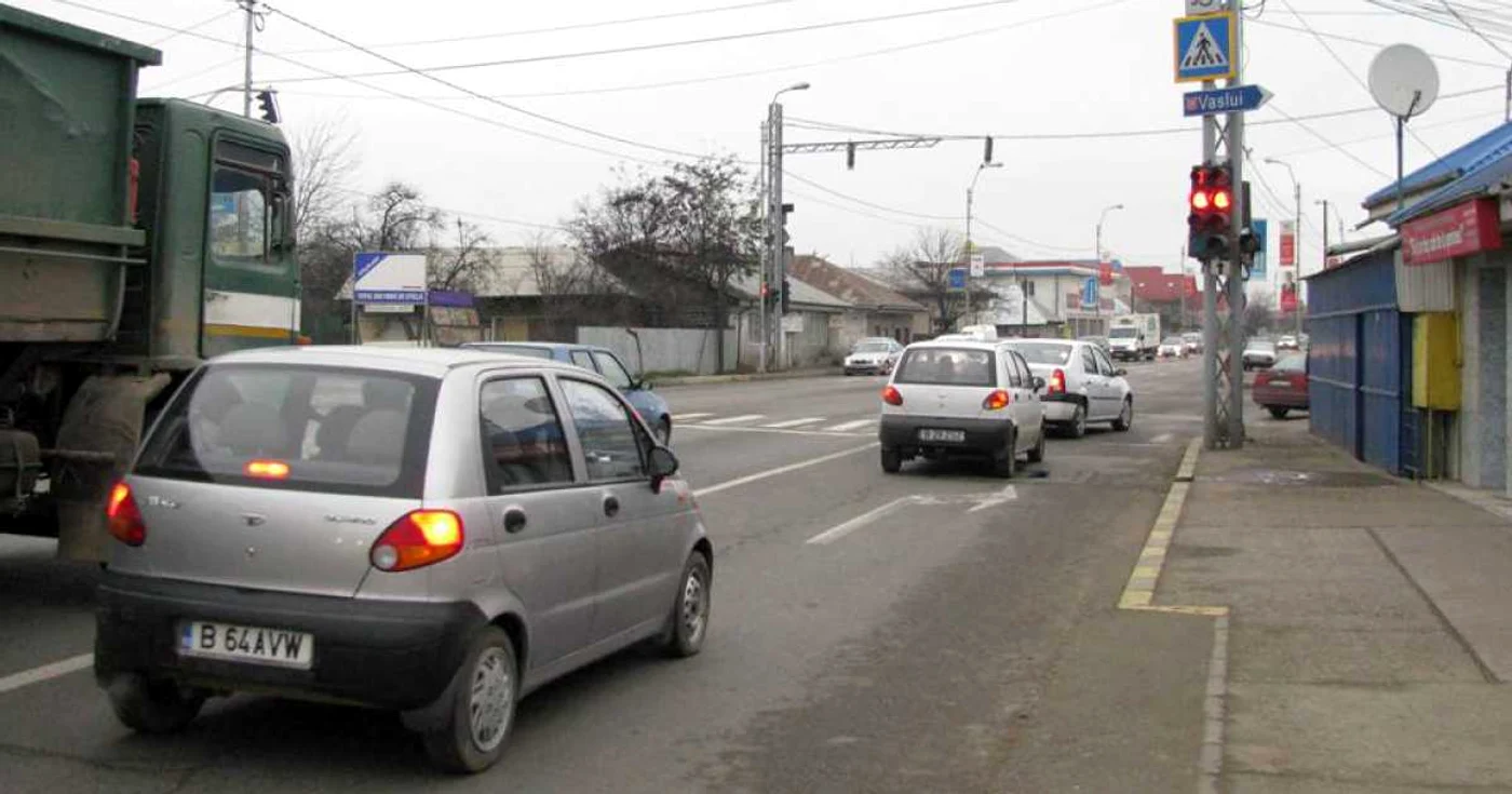 Gazele de eşapament emise de maşini îi deranjează pe locuitorii din Şerbăneşti