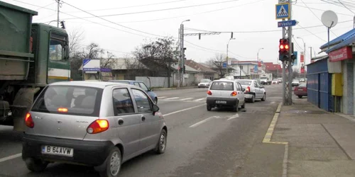 Gazele de eşapament emise de maşini îi deranjează pe locuitorii din Şerbăneşti