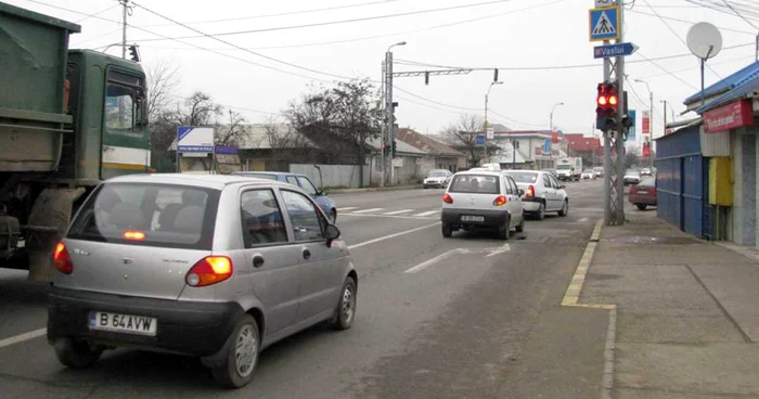 Gazele de eşapament emise de maşini îi deranjează pe locuitorii din Şerbăneşti