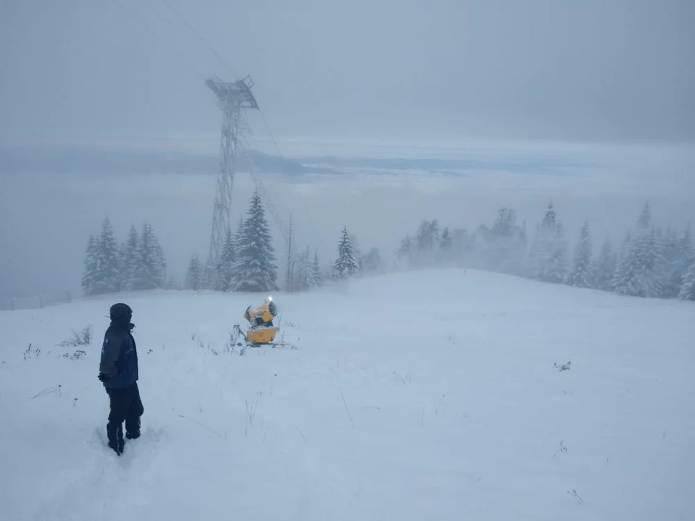Turiştii trebuie să ţină cont de faptul că vremea este instabilă la munte în această perioadă, astfel că trebuie să se echipeze corespunzător şi dacă vor să facă drumeţii. Foto: Dorin Drăgoi