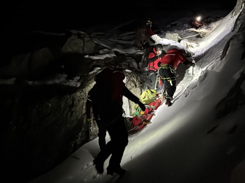 Salvamontiștii intervin pentru recuperarea unui turist care a alunecat şi a căzut pe un jgheab. A suferit leziuni la nivelul capului