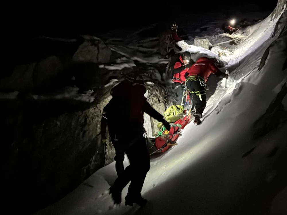 Salvamontiștii intervin pentru recuperarea unui turist care a alunecat şi a căzut pe un jgheab. A suferit leziuni la nivelul capului