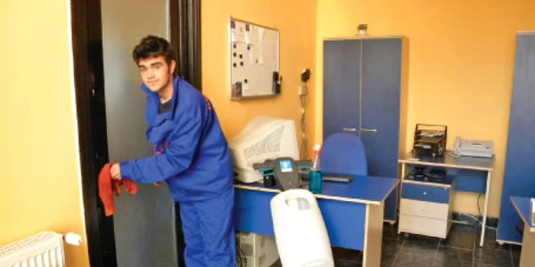 Angajaţii firmelor de curăţenie sunt foarte solicitaţi la sfârşit de an