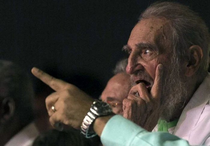 Fidel Castro a fost încadrat de președintele Venezuelei și de Raul Castro, liderul Cubei și fratele său mai micFoto: AP