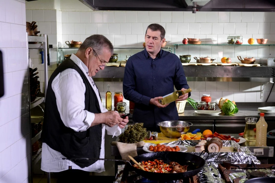 Mircea Dinescu şi Dragoş Pătraru gătesc împreună la „Politică şi delicateţuri“ FOTO TVR