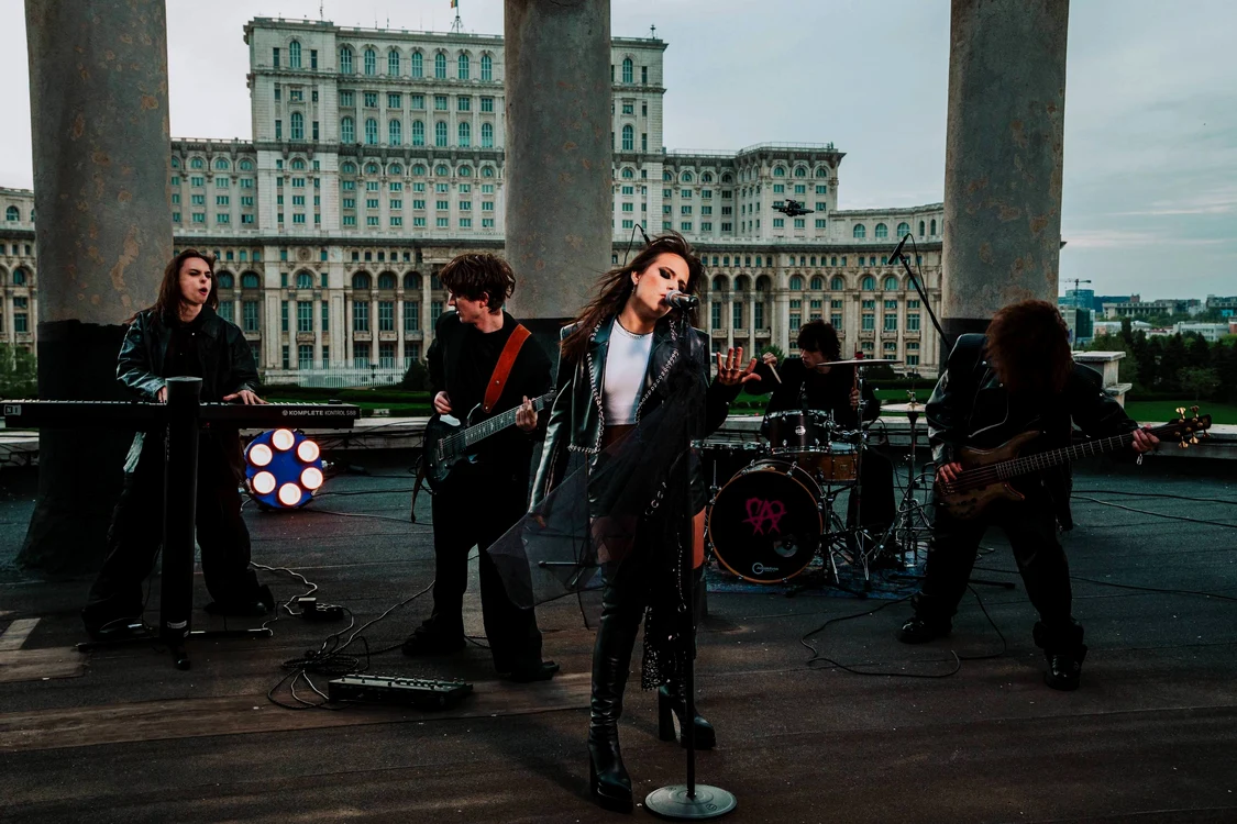 Provocarea artiștilor rock: trecerea din mediul offline către online. FOTO: Universal Music
