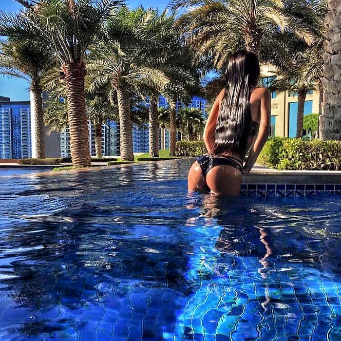 Nikoleta Lozanova, sexy la bazin