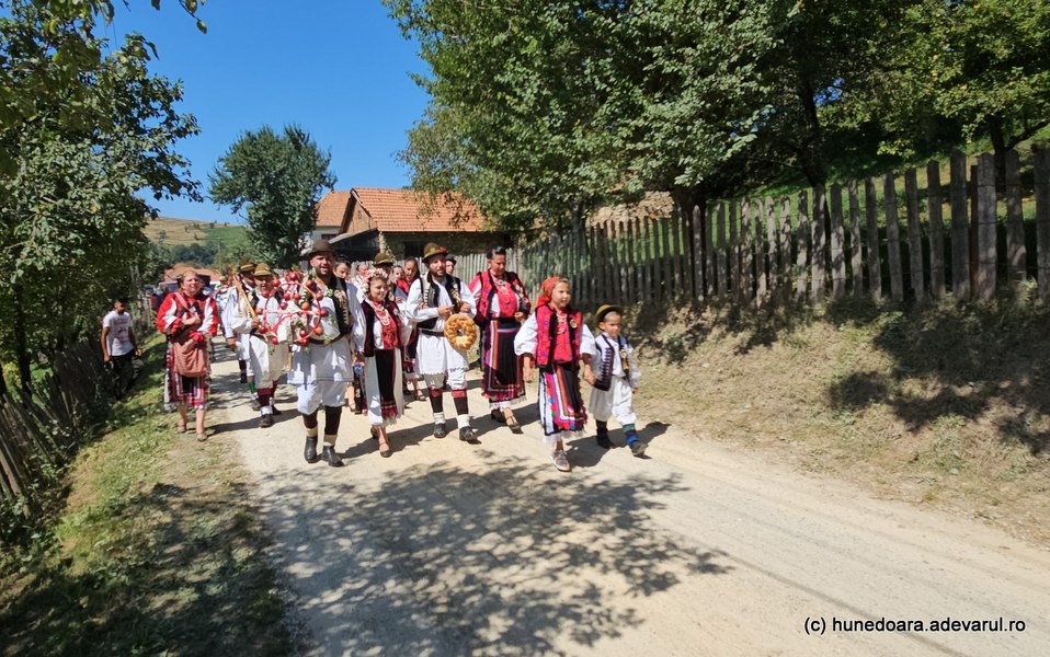 Sat faimos, dar aproape pustiu din România, trezit la viață de muzica regretatului Drăgan Muntean VIDEO