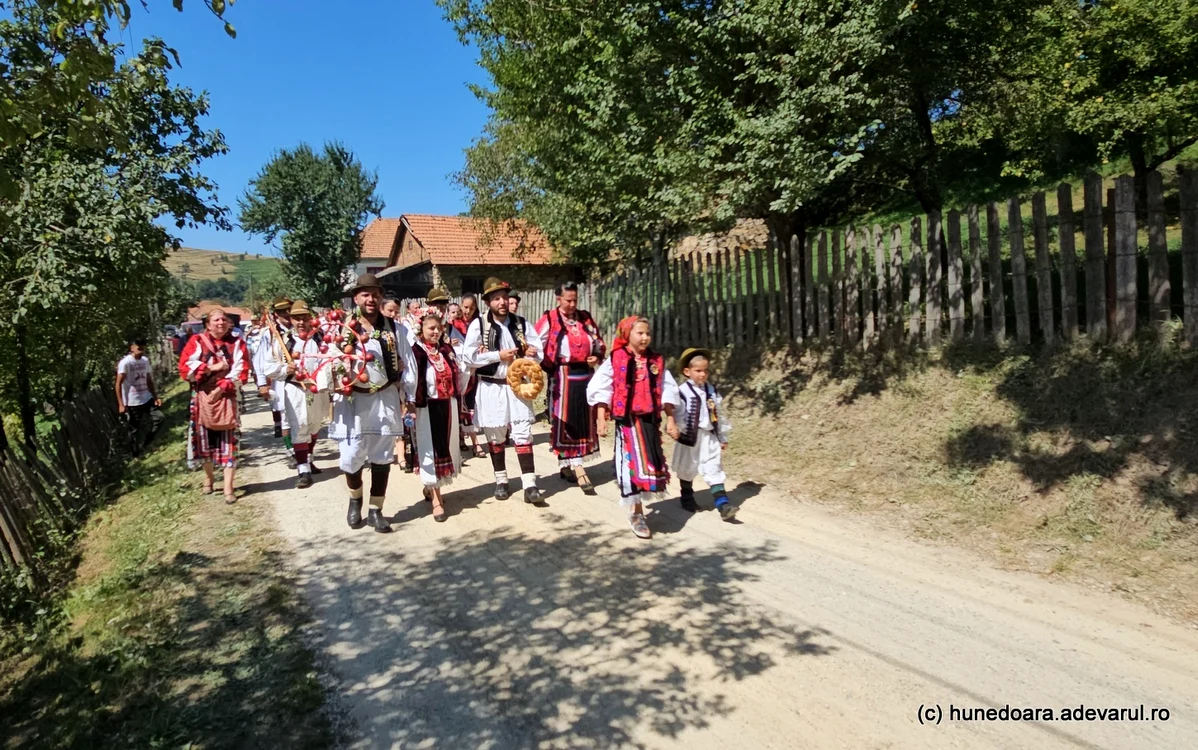 Pădurenii poartă cu mândrie straiele populare. Foto: Daniel Guță