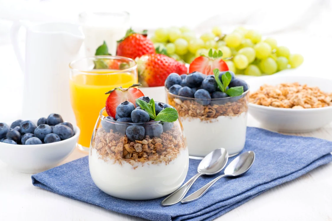 37352089   delicious dessert with cream, fresh berries and muesli, horizontal jpeg
