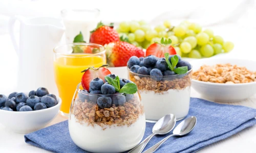 37352089   delicious dessert with cream, fresh berries and muesli, horizontal jpeg