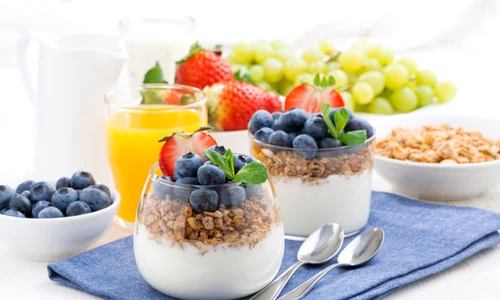37352089   delicious dessert with cream, fresh berries and muesli, horizontal jpeg