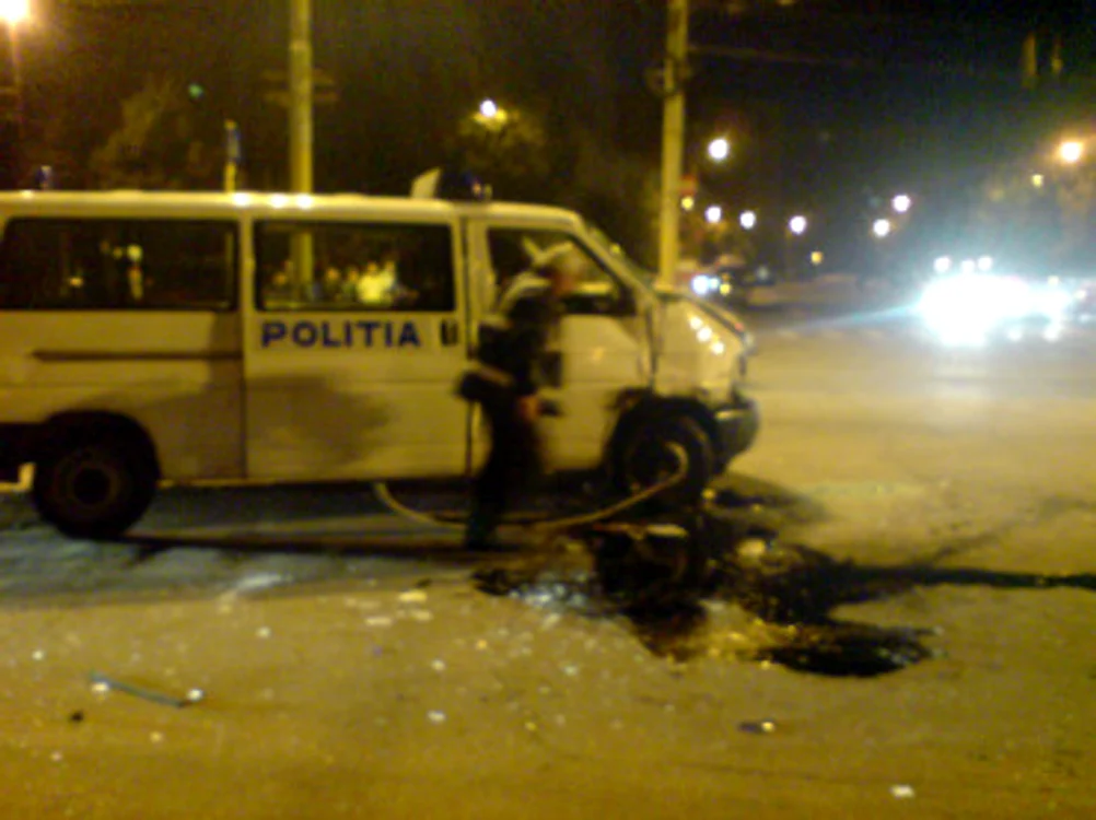 Slatina: Un echipaj de poliţie s-a răsturnat cu maşina