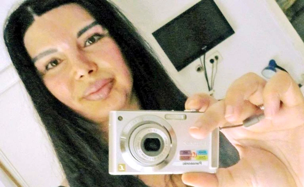
    Marinela a avut curaj  să-şi dea jos “tencuiala”  