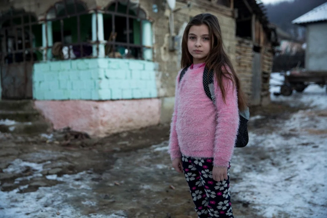 Copil care învaţă într-o şcoală defavorizată din România FOTO Asociaţia Human Catalyst