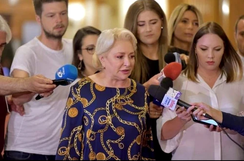 18 viorica dancila rochie cu lanturi si banuti jpg jpeg
