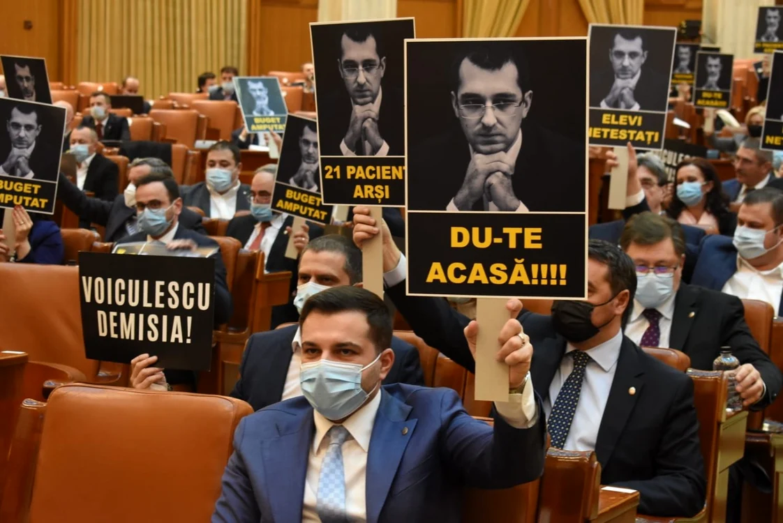 Aleşi ai PSD la dezbaterea moţiunii. FOTO Iulian Bîrzoi