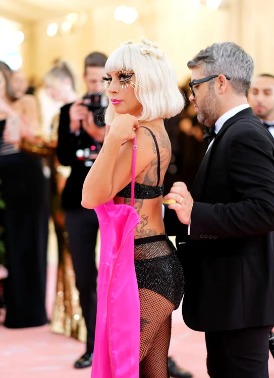 Lady Gaga s-a dezbrăcat în fața tuturor, pe covorul roșu de la Met Gala 2019