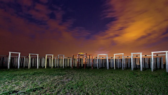 Detaliu din interiorul acestui Stonehenge al Germaniei FOTO wikipedia