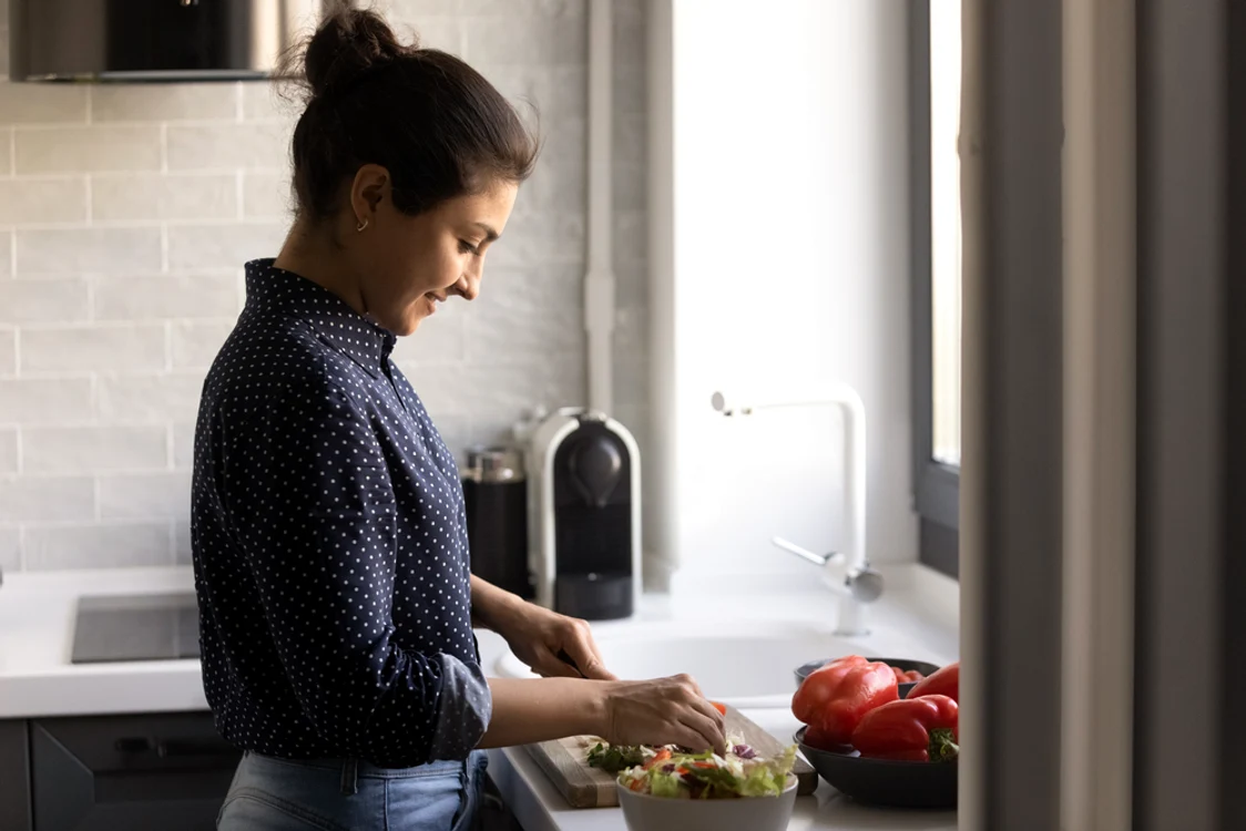 persoană care pregătește masa imagine shutterstock 1868395147 jpg