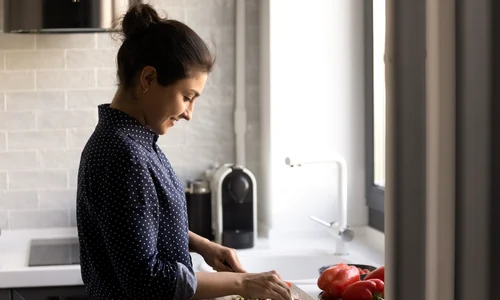 persoană care pregătește masa imagine shutterstock 1868395147 jpg