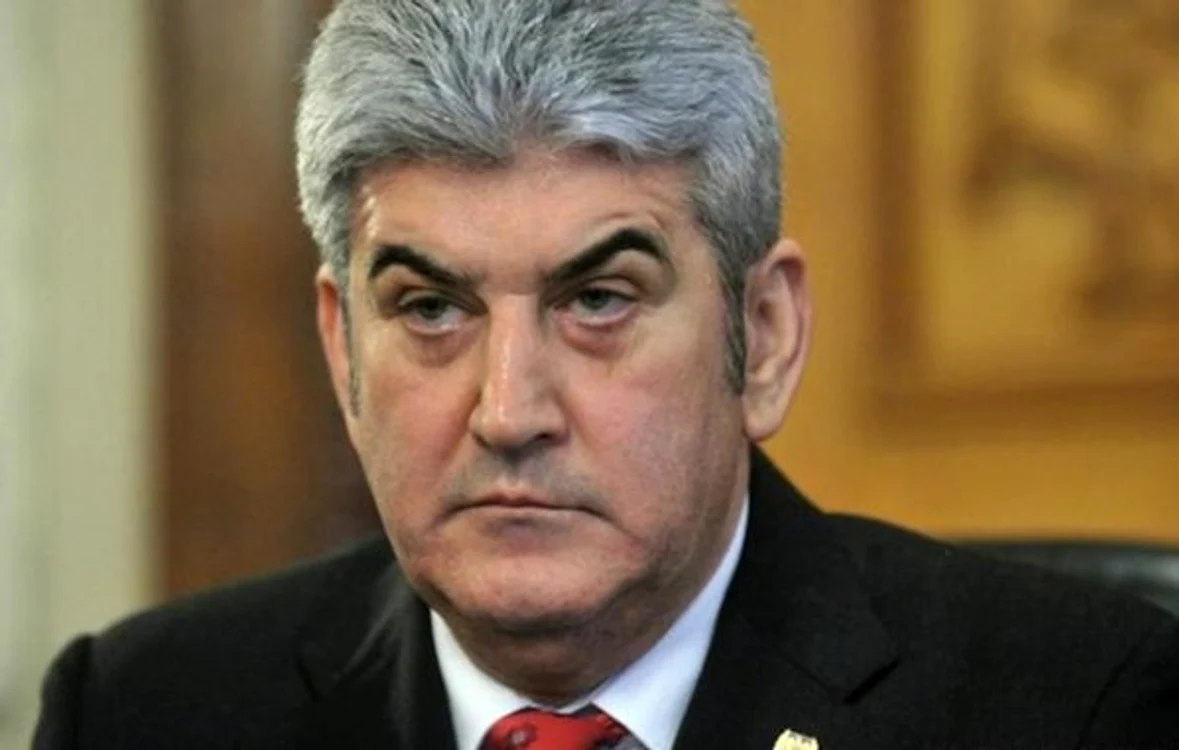 Polițistul îi deschidea coloana oficială a lui Gabriel Oprea, pe o ploaie torențială