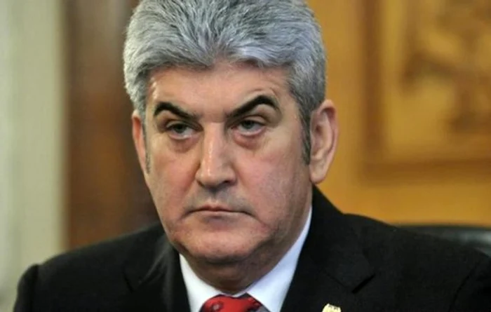 Polițistul îi deschidea coloana oficială a lui Gabriel Oprea, pe o ploaie torențială