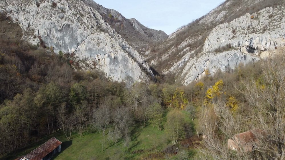 Mănăstirile nevăzute, dăltuite în inima munților. Ce povești ascund cele mai vechi chilii ale sihaștrilor   